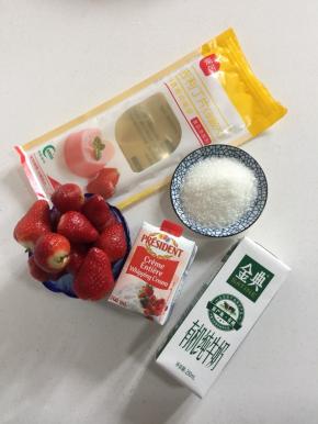 准备好所需的材料：

鲜草莓9颗，糖50克，牛奶250克，淡奶油50克，吉利丁片3片。
