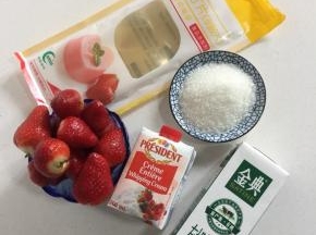 准备好所需的材料：

鲜草莓9颗，糖50克，牛奶250克，淡奶油50克，吉利丁片3片。