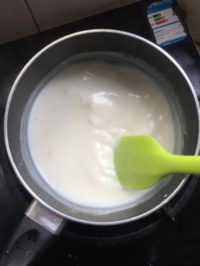 轻轻搅拌至吉利丁片完全融化即可关火，放在一旁晾至温热。