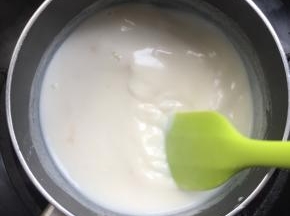 轻轻搅拌至吉利丁片完全融化即可关火，放在一旁晾至温热。