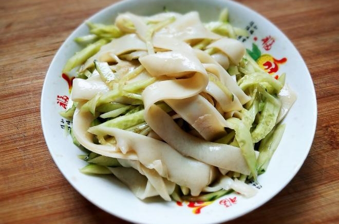 自制凉皮拌黄瓜