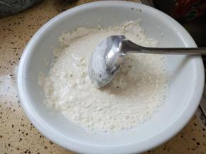 面粉放入大碗先放一些水慢慢拌匀