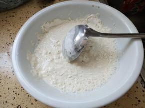 面粉放入大碗先放一些水慢慢拌匀
