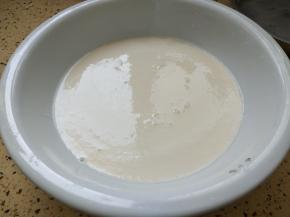 逐渐慢慢加水办成稀一点的面糊