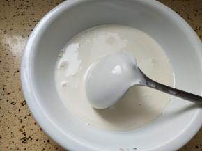 勺子可以挂住面糊，尽量不要有干粉粒