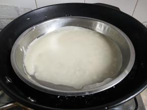 锅里烧开水，把面皮放入，可以加盖蒸熟