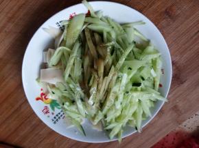 加入面皮上加入生抽香油