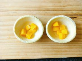 蛋挞皮解冻以后放入芒果粒