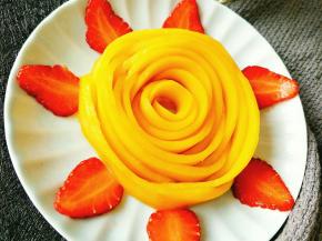 剩下的半个芒果卷成了芒果花