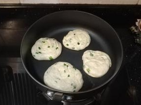 醒发好后开火煎