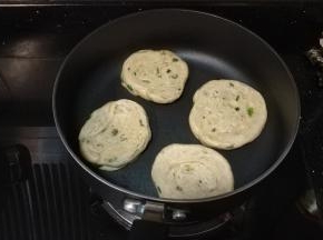 一面前金黄后翻身煎另一面