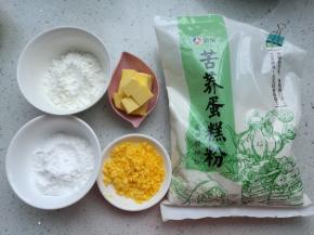 准备食材，熟蛋黄捏碎，黄油软化。