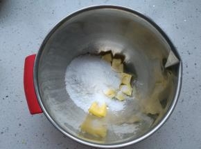软化好的黄油中加入糖粉。