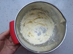 打发至发白蓬松。