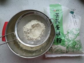 筛入新良苦荞蛋糕粉。
