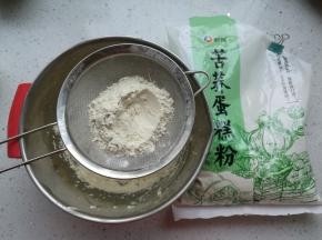 筛入新良苦荞蛋糕粉。