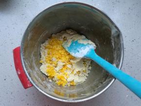 加入熟的蛋黄碎。
