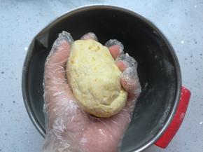 用手抓捏成团。