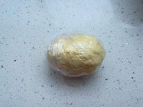 装入保鲜袋或保鲜膜放冰箱冷藏1小时。