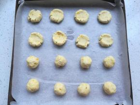 取出面团，用手揉成圆球，用大拇指压扁，形成自然裂纹。