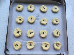 表面刷一点点水，撒上几粒黑芝麻。