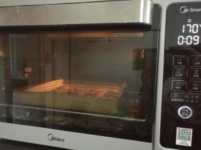 送入预热好的烤箱，上下火170度烘烤15分钟即可。