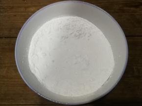 面团所有粉类材料放入大碗里