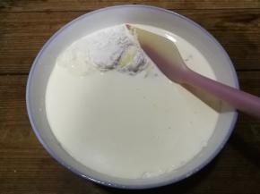 加入牛奶，搅拌均匀至无干粉颗粒