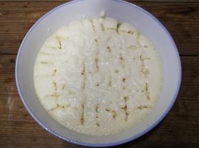 煮沸一锅水，然后将搅拌好的面糊碗放在锅中，盖上锅盖，大火蒸制25分钟，蒸制过程中注意不要让水蒸气滴入面糊碗中，蒸熟后取出用筷子划几下散热