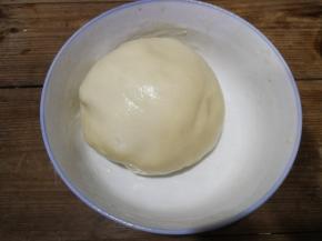 蒸熟的面糊稍微放凉后，戴上防粘pvc手套将面糊揉匀成团，暂时不用要盖保鲜膜或者装入保鲜袋，以防表面变干