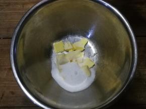 接下来我们来做奶黄馅，软化后的无盐黄油加入糖粉，用电动打蛋器搅打至蓬松状