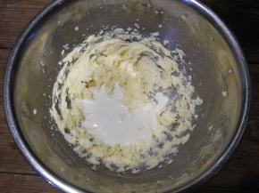 分次加入淡奶油，继续用电动打蛋器搅打均匀