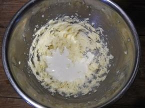 分次加入淡奶油，继续用电动打蛋器搅打均匀
