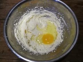 分次加入三个常温的鸡蛋，每次加入后都要搅打均匀再加入下一个鸡蛋，直至加完三个鸡蛋