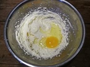 分次加入三个常温的鸡蛋，每次加入后都要搅打均匀再加入下一个鸡蛋，直至加完三个鸡蛋