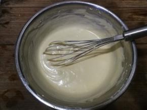 用手动打蛋器搅拌均匀即可，燃气灶烧开一锅水，然后将做好的奶黄糊放入沸水锅中隔水大火蒸10分钟，取出搅拌均匀后继续蒸5分钟，再打开锅盖一边蒸一边搅拌，直至奶黄馅变干抱成团