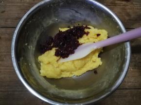 蒸熟的奶黄馅加入蔓越莓干，蔓越莓干需要事先用凉开水泡软，沥干水份后切碎粒