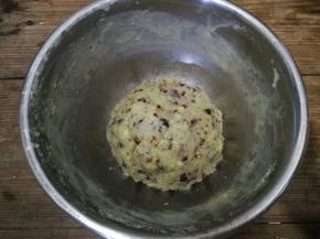 把蔓越莓干拌匀拌进奶黄馅即可