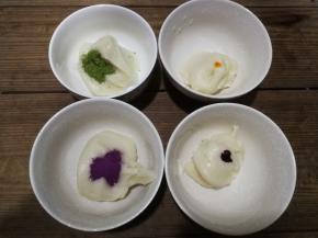 步骤7做好的面团分出四块小面团，分别加入1g抹茶粉、1g紫薯粉、1滴红色食用色素和1滴黄色食用色素