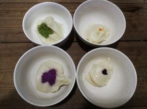 步骤7做好的面团分出四块小面团，分别加入1g抹茶粉、1g紫薯粉、1滴红色食用色素和1滴黄色食用色素