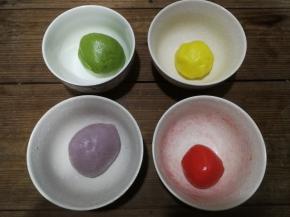 分别揉成四种颜色的小面团