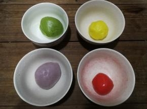 分别揉成四种颜色的小面团
