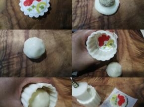 将如意坊月饼模具和花片洗净晾干，取一点点彩色面团将花片凹陷处填上，然后把花片装入模具，再取原色面团包入蔓越莓奶黄馅（面团与馅料的比例为1：1，如果为50g模具，则面团与馅料都是各取25g，我用的是65g模具，所以面团与馅料各取了32g），包好后放入模具，垂直向下轻压到底，拎起模具推出即可，一个美美的冰皮月饼就做好啦～