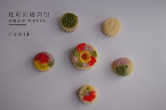 大大小小的月饼都很好看吧～压好后的冰皮月饼包裹保鲜膜放入冰箱冷藏4小时后食用口感更佳哦～