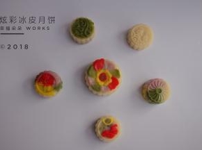 大大小小的月饼都很好看吧～压好后的冰皮月饼包裹保鲜膜放入冰箱冷藏4小时后食用口感更佳哦～
