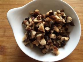 干香菇提前泡发，沥干水分切丁