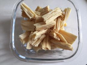 腐竹提前泡发，沥干水分切段