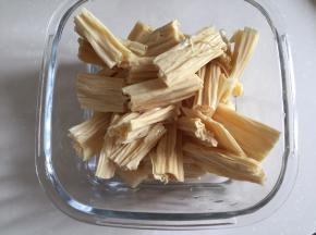 腐竹提前泡发，沥干水分切段