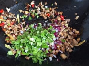 放入尖椒和紫洋葱翻炒片刻