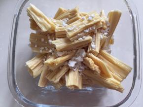 腐竹内放入干淀粉拌匀